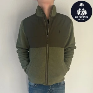 Ralph Lauren fleece jacka - Tja. Säljer denna extremt snygga Ralph Lauren fleecen i storlek S. Riktigt bra pris, nypris ungefär 3000kr. Den är i extremt fint skick utan defekter. Tveka inte på att ställa frågor! 😊 