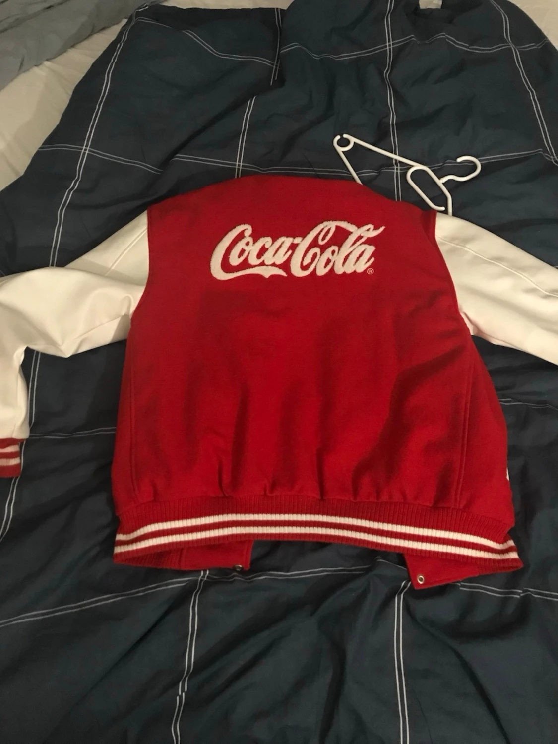 Röd och vit Coca-Cola bomberjacka - 2