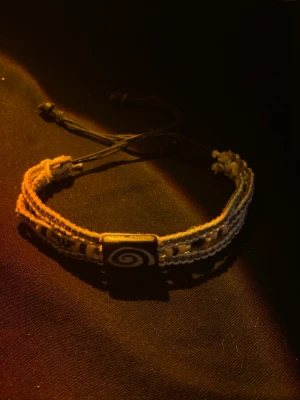 Armband - Sjukt häftigt armband med snygga detaljer som dessutom är justerbart!
