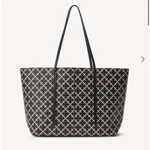 By Malene Birger väska  - Stilren väska från Malene Birger i modellen Abigail, smala axelband, insidan är rymlig och har en matchande innerficka. I fint skick 🩷