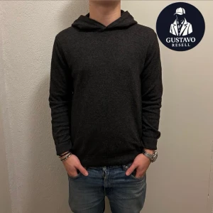 Oscar Jacobson Kashmir/Ull-tröja – Felfri – S - Tja. Säljer denna Kashmir/ullblandnings hoodien från Oscar Jacobson. Storlek S. Den är i extremt fint skick, utan några defekter. Tveka inte på att ställa frågor! 👌