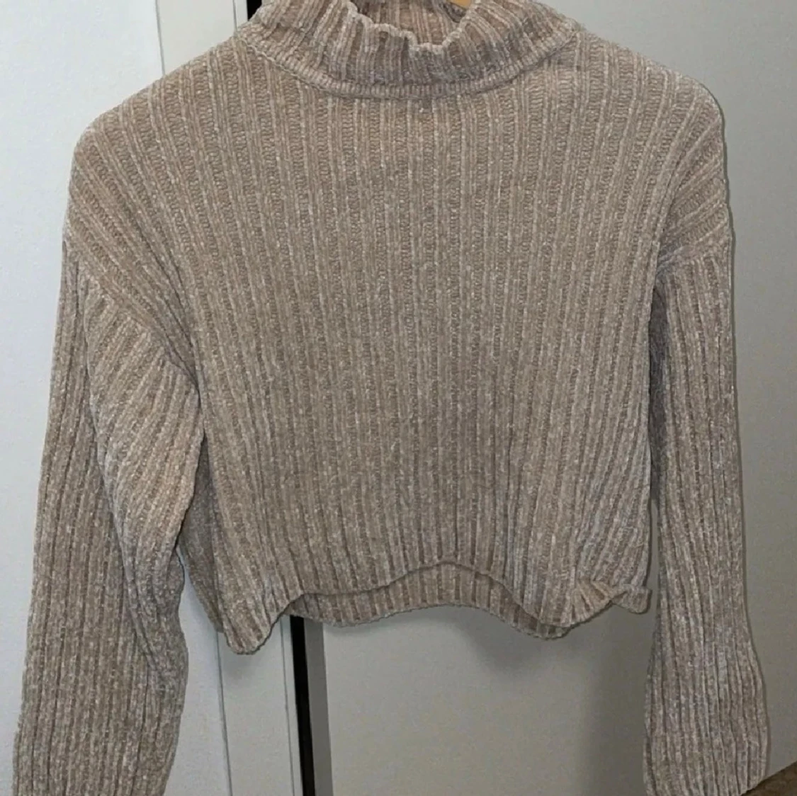 Beige ribbad croppad polotröja