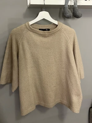 Beige stickad tröja från 157 - Säljer en beige stickad kortärmad tröja från lager 157 med rund hals. 