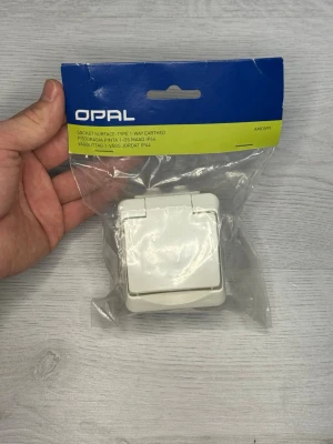 OPAL Vägguttag 1-vägs Jordat IP44 - Hejsan!  Ett helt nytt och oöppnat vägguttag från OPAL till salu. Det är en jordad 1-vägsmodell med IP44-klassificering, vilket innebär att den är tät och har ett praktiskt lock.  Perfekt för montering i tvättstuga, garage eller andra utrymmen där man behöver ett tåligare och fuktskyddat uttag. Ligger kvar i sin originalförpackning.  Specifikationer:  • Märke: OPAL  • Typ: Vägguttag 1-vägs, Jordat  • Klass: IP44 (Vattentålig/Våtrum)  • Skick: Helt nytt och oöppnat  Butikspris: ca 120-160 kr