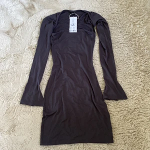 Mörkgrå långärmad klänning Gina Tricot - Snygg mörkgrå kortklänning från Gina Tricot. Aldrig använd, lappen är kvar. Nypris 399 kr. Jag säljer för 200men priset kan diskuteras vid snabb affär😊Skriv om du vill ha mer bilder!