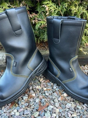 Arbetskängor(42)Skyddskängor  - Hej och välkommen.   Du kollar på ett par riktigt praktiska skyddskängor av kvalitetsmäket Sievi i strl 42.   Kängorna är nya och kommer från ett rök och djurfritt hem.  Nypris ca 1800:-   Praktisk skyddsstövel som klarar av de flesta typer av arbeten i alla väder året om.   Stövlar med halvskaft av hållbar och vattenavstötande PU-belagt skinn. Dragöglorna i skaftets övre del underlättar när man drar på stövlarna. Tå- och spiktrampskydd av stål samt tåhätta av PU. 