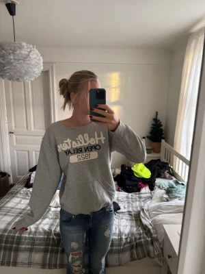 Hollister tröja från 2016 - Säljer denna super fina tröja från hollister. Materialet är knopprigt som köpt och är därför ett varmt och skönt plagg. Står att det är xl men passar m. Lite osäker på pris så det är bara att fråga!