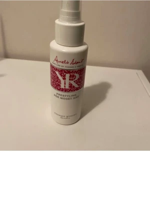 YR hair  Mist från Yvonne Ryding - En  hår mist med sprayfunktion från Yvonne Ryding, dekorerad med rosa mönster och text. Flaskan är smidig och lätt att ta med i väskan.