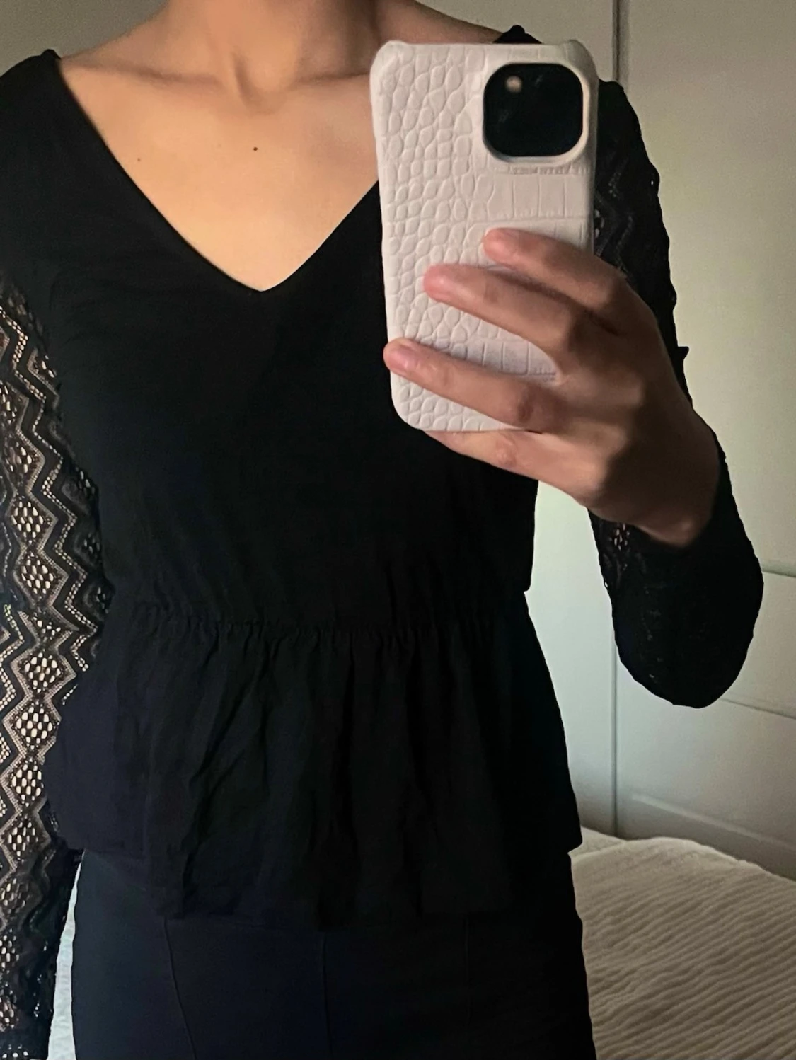 Svart blus med spetsärmar från About You - 1