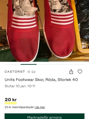 Röda slip-on sneakers Units Footwear - Röda slip-on sneakers från Units Footwear i storlek 40. Skorna har vita ränder över ovandelen och vit platt sula. Tillverkade i syntetmaterial med rund tå och enkel design, perfekta för dig som gillar sportig och avslappnad stil. Säljs på fler sidor.