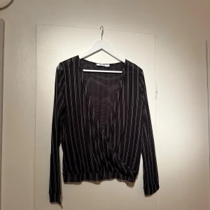 V-ringad tröja  - Randig tröja från NAKD storlek xs. Använd en gång