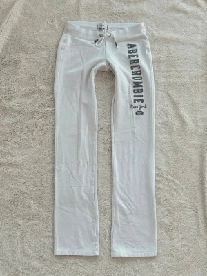 Abercrombie & fitch lågmidjade byxor  - Ett par byxor från Abercrombie & fitch i storlek XS. Rakt över midjemått: ca 35cm. Innebenslängd: ca 74cm. Jag fraktar inom 24h. Se liknande plagg i min profil!