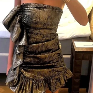 Super populär klänning från Zara! - Säljer denna klänning då den inte kommer till användning längre🥰pris går att diskuteras!!