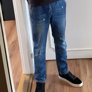 DonDup Jeans med Slitningar🍾 - Nypris: 3600kr💰 Mitt pris: 600kr💸 (Kan diskuteras vid snabb affär) skick: 9/10 Skriv vid fler frågor🔥