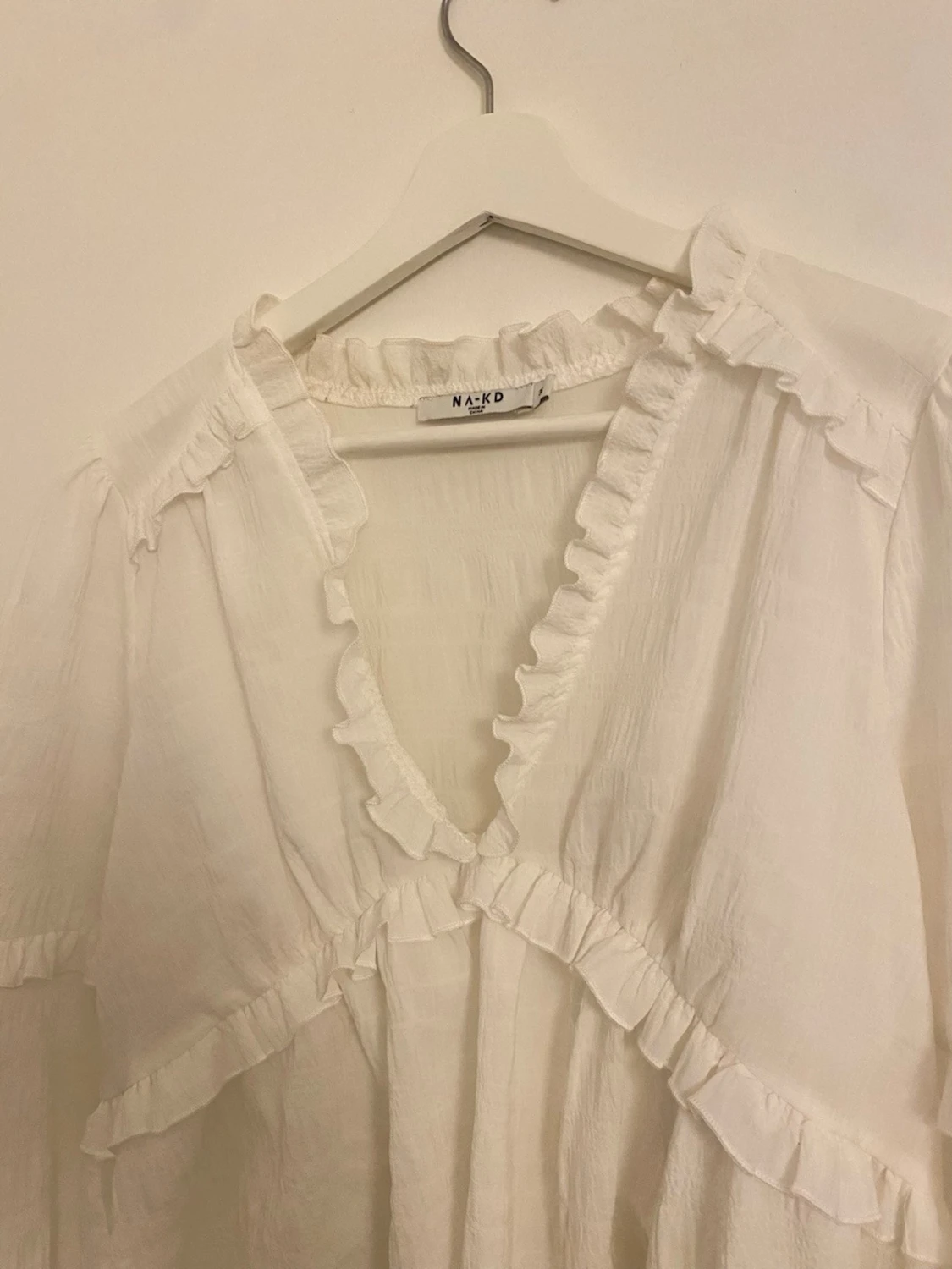 Vit volangblus från NA-KD – strl S - 2