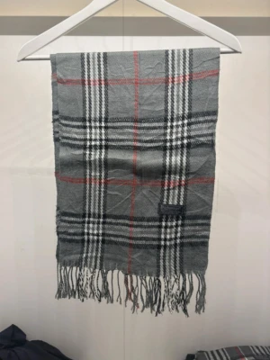 Vintage Burberry Halsduk Scarf  - Riktigt bra skick! Jag rensar mitt lager på halsdukar just nu, förklarar det billiga priset. Skriv om du har några frågor 👊