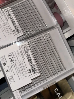 Svarta individuella lösögonfransar - Säljer två askar med svarta individuella lösögonfransar i olika längder. Fransarna ligger snyggt uppradade i plastförpackningar och är perfekta för att skapa en skräddarsydd franslook. Materialet är syntetiskt och fransarna är tunna och flexibla.