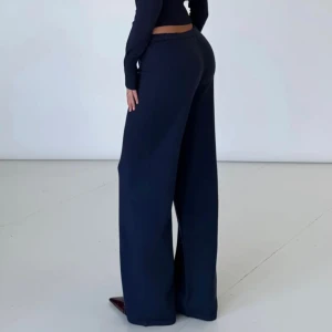 Mörkblå knit-byxor - Mörkblå stickade byxor från Venderby’s. Så sköna och snygga, enbart använda några gånger. Hör av er vid frågor 🤍