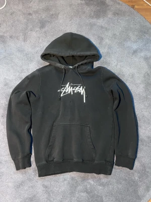 Stussy hoodie - Stussy hoodi i använt skick se skicka efter bilder