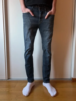 Jack&jones jeans - Säljer ett par mörkblå Jack&jones jeans 👖. För endast 150 kr jeansen är i ett mycket bra skick. Kanske finns något väldigt litet fel. Men inget som syns. Jeansen passar till allt är väldigt stilrena. Och passar till alla årstider ❄️🌼☀️🍁