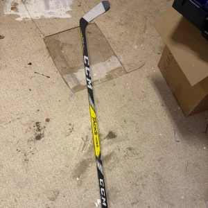 Hockeyklubba - Säljer en CCM tracks 4092 hockey klubba! Använd 1 gång. Nypris ca 1500kr säljes för 600kr 