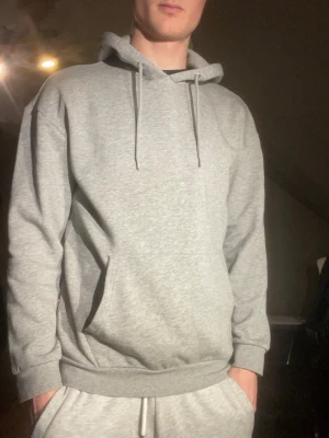 Pier one - Skön och stilren hoodie som är nästintill my 80% bomull, 20% polyester  Passar en S/XS Rabatt med bundle, se i min profil Hör gärna av er vid frågor