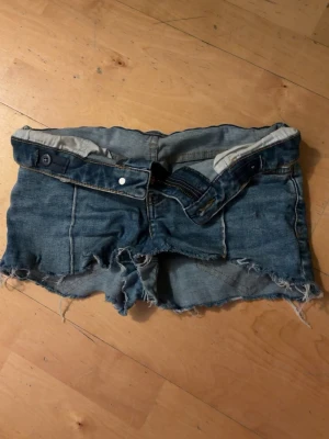 Blå jeansshorts - Ett par jättefina blåa jeansshorts med slitningar💞