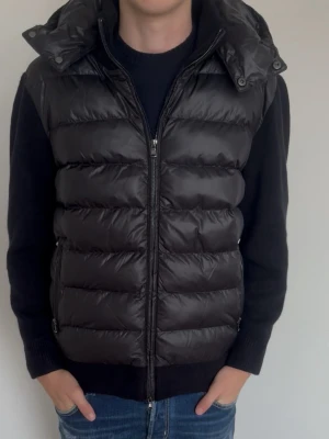 CEVIOR CARDIGAN - Jackan säljs av företaget CEVIOR - Du hittar mer på www.cevior.com Levereras helt ny från förpackning, avtagbar luva. Perfekt inför vintern. Fast pris, ej förhandlingsbart. För mer bilder och videos kolla TikTok - @cevior.com