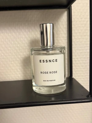 Essnce rose rose parfym EDP  - Parfym från Essne ”rose rose”, blommig rosig fräsch doft. Endast testad 2-3 ggr
