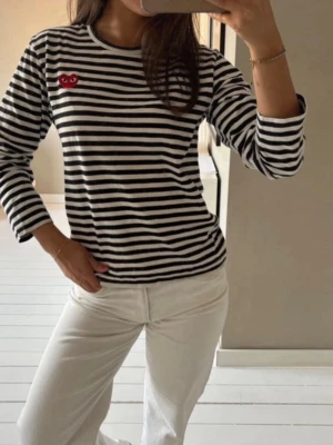Långärmad Comme des Garçons t-shirt - Säljer en supersnygg svartvit randig långärmad t-shirt från Comme des Garçons i strl S