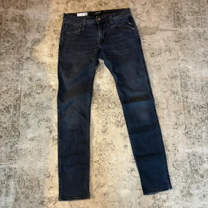 Replay Anbass jeans - Replay Anbass jeans i blå med slitningar. Storlek W30/L34