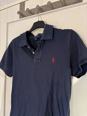 Polo Ralph Lauren pike - Snygg piké, i bra skick osv. Storlek Xs.. Hör gärna av dig om det är något du funderar över. Leon