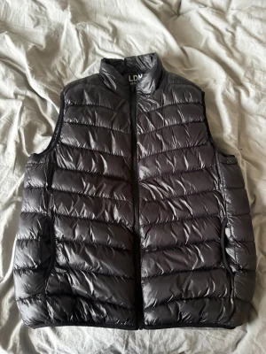 LDN Brave Soul väst - Nästan helt oanvänd svart väst som inte har några alls tecken på användning, perfekt på hösten och våren. Pris kan diskuteras‼️