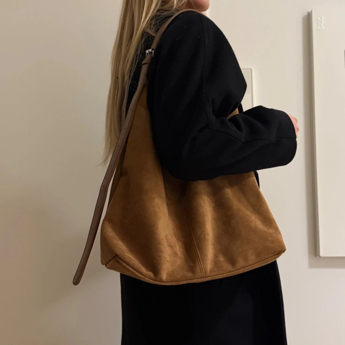 Brun mocka axelväska med justerbart band