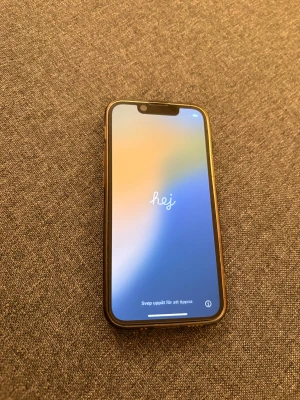 iPhone 13 mini - Apple iPhone 13 mini i svart med 128 GB kapacitet. Skärmen och baksidan är i PERFEKT skick, men lite slitage runt laddningsporten. Orginal förpackningen följer med samt 5st skärmskydd, skal och en laddnings sladd. Batteriet är bytt men jag kan skicka med det gamla batteriet också! Perfekt för dig som vill ha en kraftfull och stilren mobil. Har ingen användning av denna mobil längre då jag har skaffat en ny. Vid frågor tveka inte att höra av er!