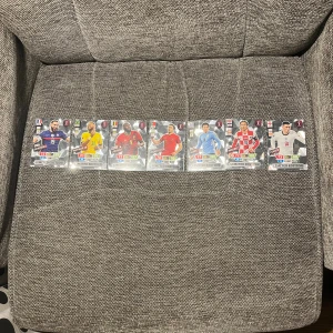 FIFA World Cup Qatar 2022 Limited Edition - Samlarkort - Samling av exklusiva Limited Edition-samlarkort från FIFA World Cup Qatar 2022 med stjärnor som Benzema, Neymar Jr, Lukaku, Diogo Jota, Darwin Núñez, Modrić och Foden. Perfekt för unga fotbollsfans och samlare som vill ha något unikt i sin kollektion!