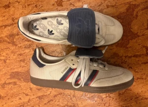 Adidas samba - Så fina sambas som tyvärr inte kommer till användning. Knappt använda. Man kan ha tungan infälld eller utfälld. Finns en liten fläck på ena skons framsida, se sista bild. Fläcken syns knappt, speciellt inte med tungan utfälld.
