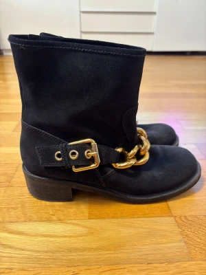 Giuseppe Zanotti Chic Black Suede Ankle Moto Boots with Gold Chain - Orginal pris 3500 Bra skick, storlek 40 suede på utsidan och läder på insidan 