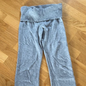 Grå mjukisbyxor från Gina Tricot - Supermysiga grå mjukisbyxor från Gina Tricot med bred ribbad midja