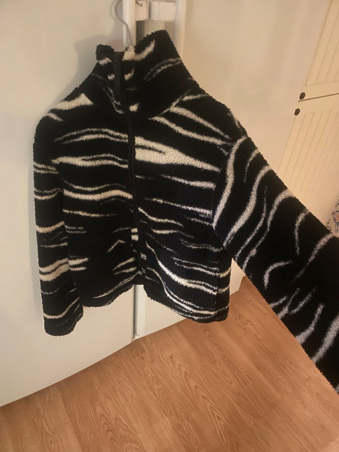 Svart teddyjacka med zebramönster - 1