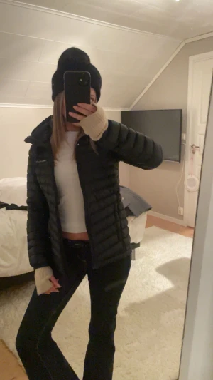 Svart dunjacka Peak Performance - Säljer en svart dunjacka från Peak Performance med huva. Den är super varm nu till vinter och i ett toppen skick🤍