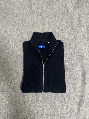 Jack and Jones helzip - Snygg o hel Jack and Jones helzip, använd fåtal gånger nu ca 500, passar L, skriv vid funderingar