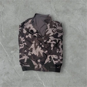 Woolrich windbraker - Riktigt snygg woolrich windbraker i toppskick. Perfekt till varmare och regniga dagar nu under vinter och även sen till våren. Enkla färger att matcha med och näst intill nyskick på den. Nypris ligger strax över 4000. Bara att skriva om ni har frågor! (Jackan går även att vända ut och in så att jackan blir grå, vill ni ha bild på det är det bara o fråga!)