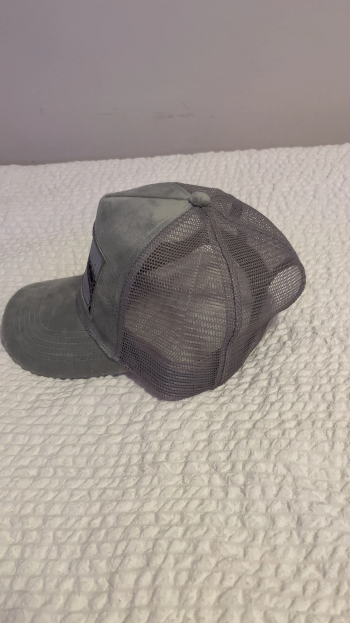 Grå truckerkeps med racingmotiv - 1