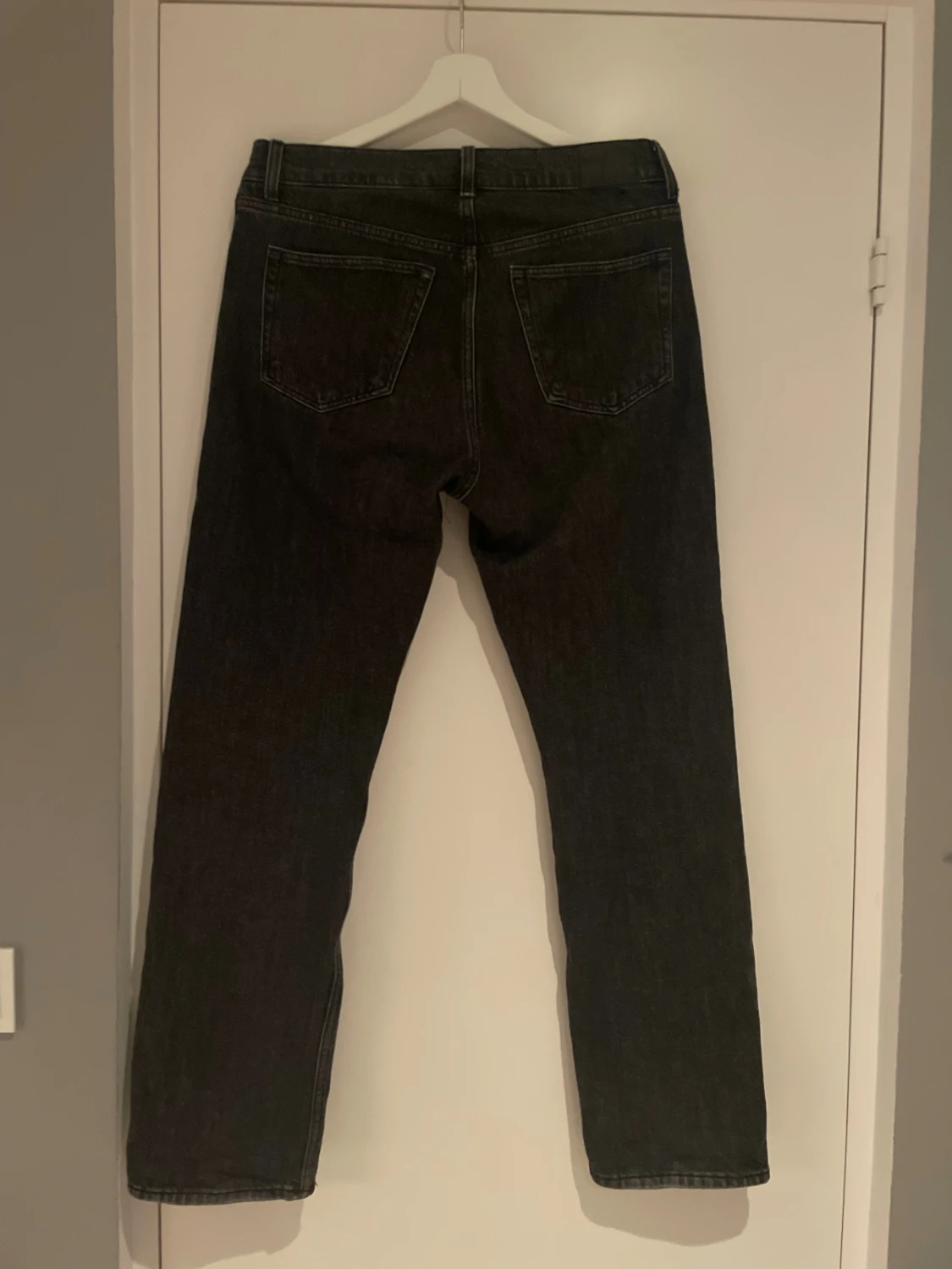 Svarta raka jeans från Weekday - 1