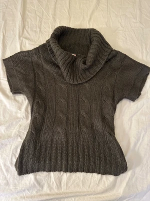 Brun stickad polotröja - Brun stickad polotröja står L men det passar som M