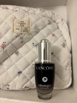 Lancome  serum - Lyxigt serum från Lancôme i svart och silver glasflaska med pump. Génifique Ultimate är perfekt för att ge huden extra glow och fukt innan smink. 30 ml kostar 787kr. Helt ny,aldrig använd. Tyvärr finns ingen kartong till.