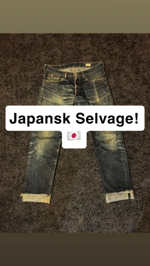 Japanska Edwin Selvedge jeans - Säljer ett par japanska Edwin Selvedge jeans med fet tvätt och slitningar Riktigt schyssta jeans för dig som gillar kvalitet och detaljer. Det är hål i båda fram fickorna men de går att laga. Skriv gärna om ni har fler frågor!