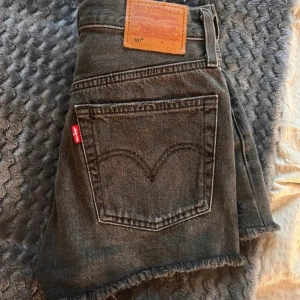Levis jeans shorts - Knappt använda Sitter som xs/s