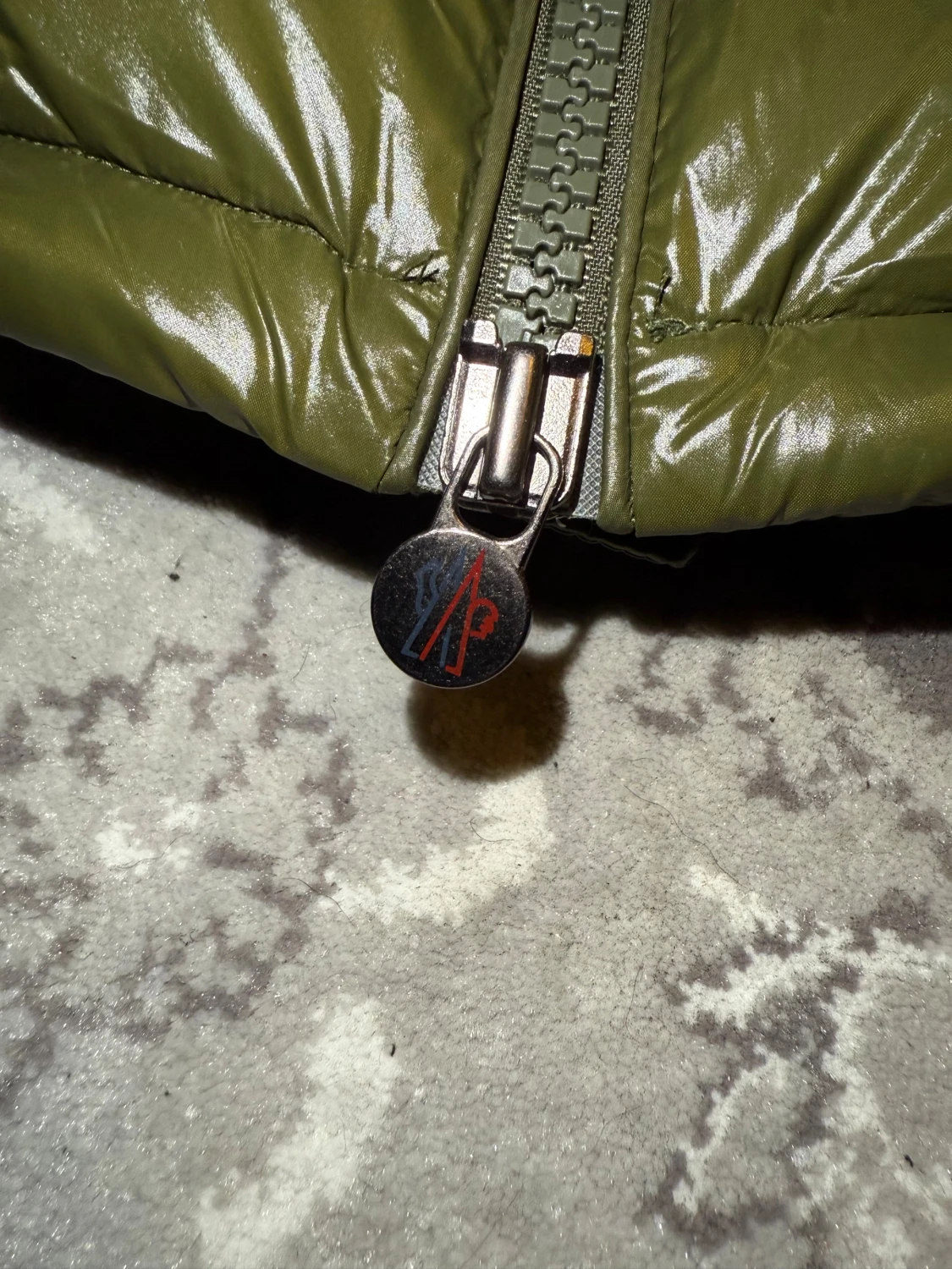 Olivgrön Moncler dunjacka med huva - 3